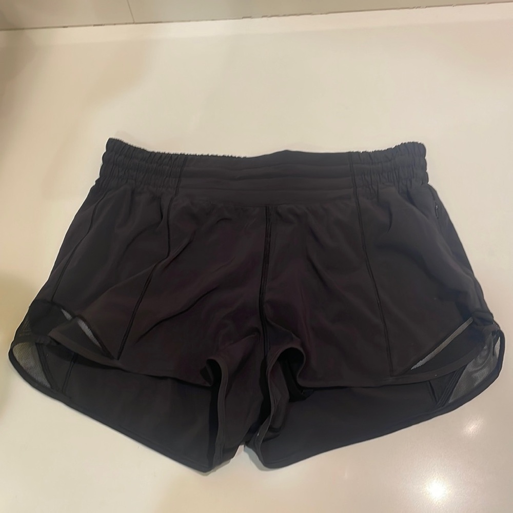 DO NOT BUY black lululemon hotty hots 2.5 inseam